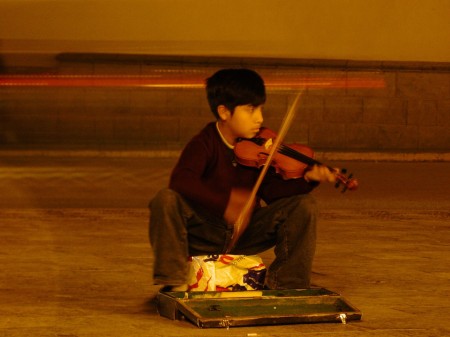 Niño tocando violin